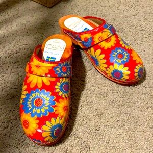 Real Leather Red Flower Garden Shoes Clogs Made In Sweden